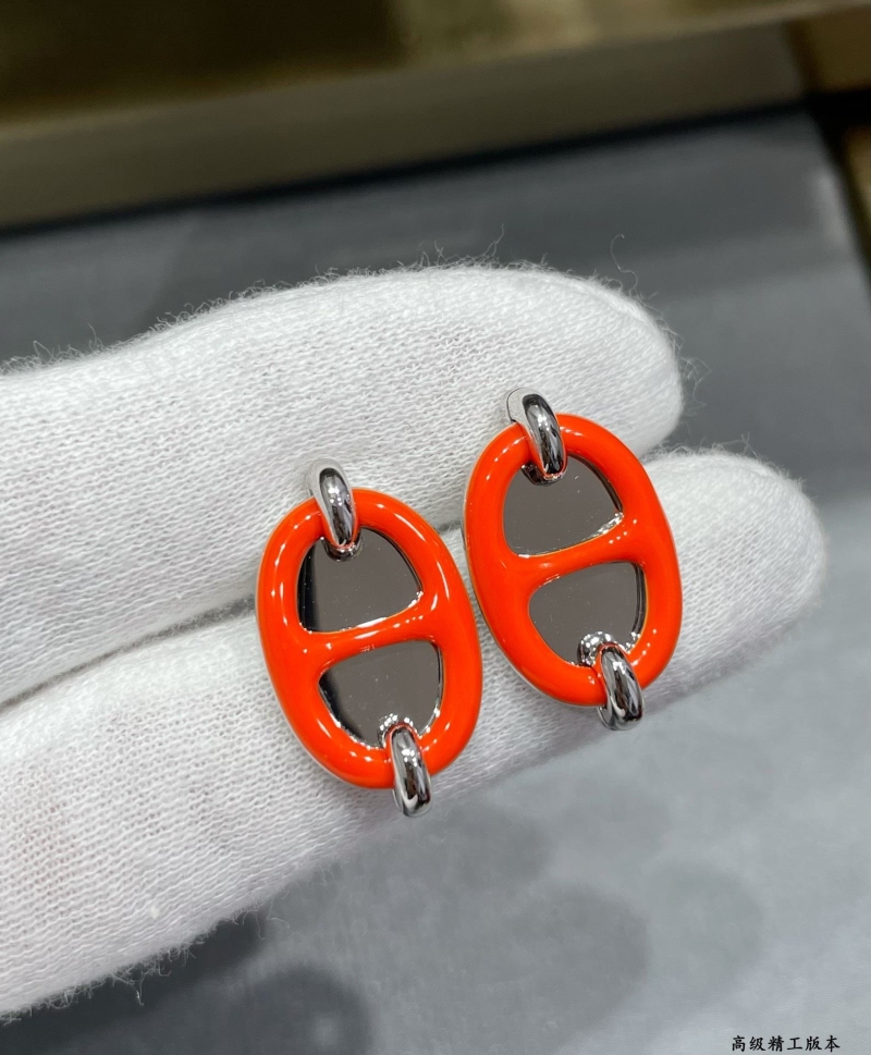 H**me5 earrings
